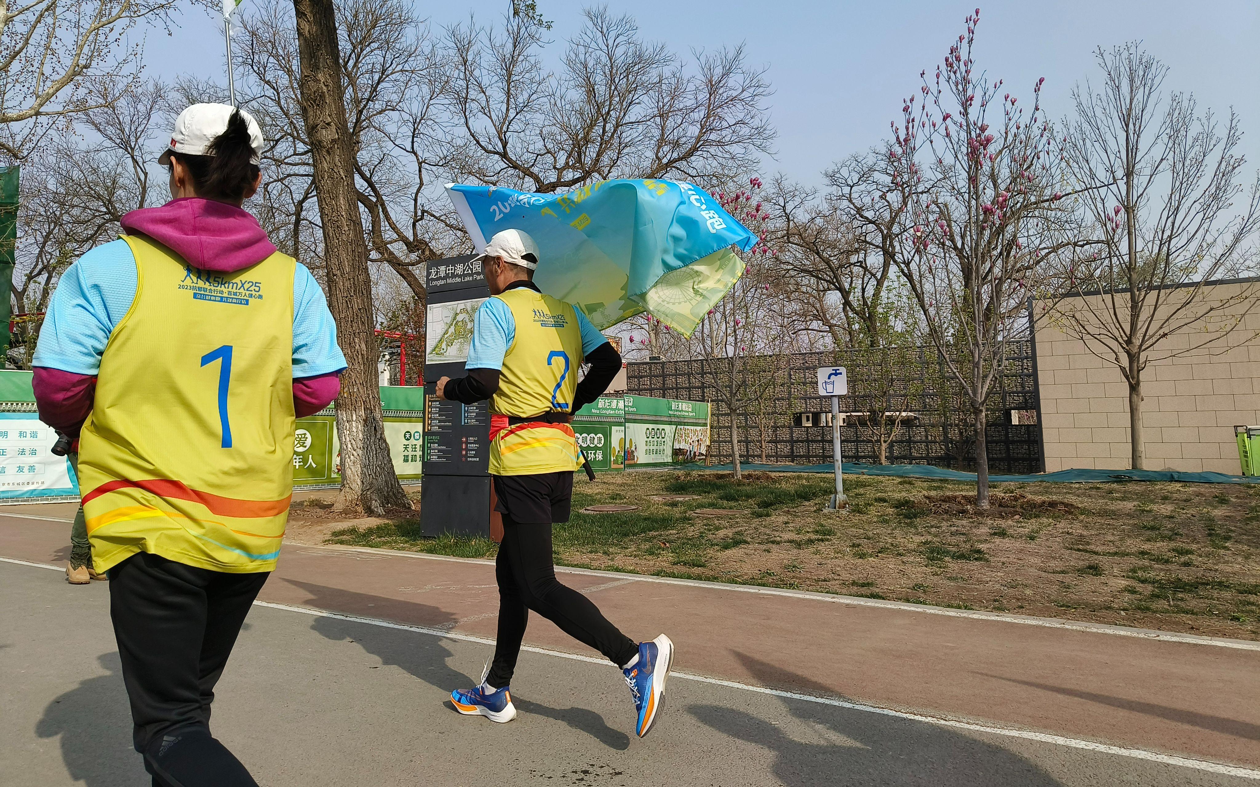 2023百城万人健心跑启动，跑者：跑步治愈了我(图2)