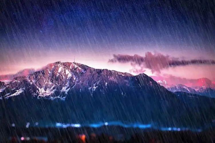 下雨天走心文案：雨中诗行，沐浴灵魂的温柔雨露(图5)