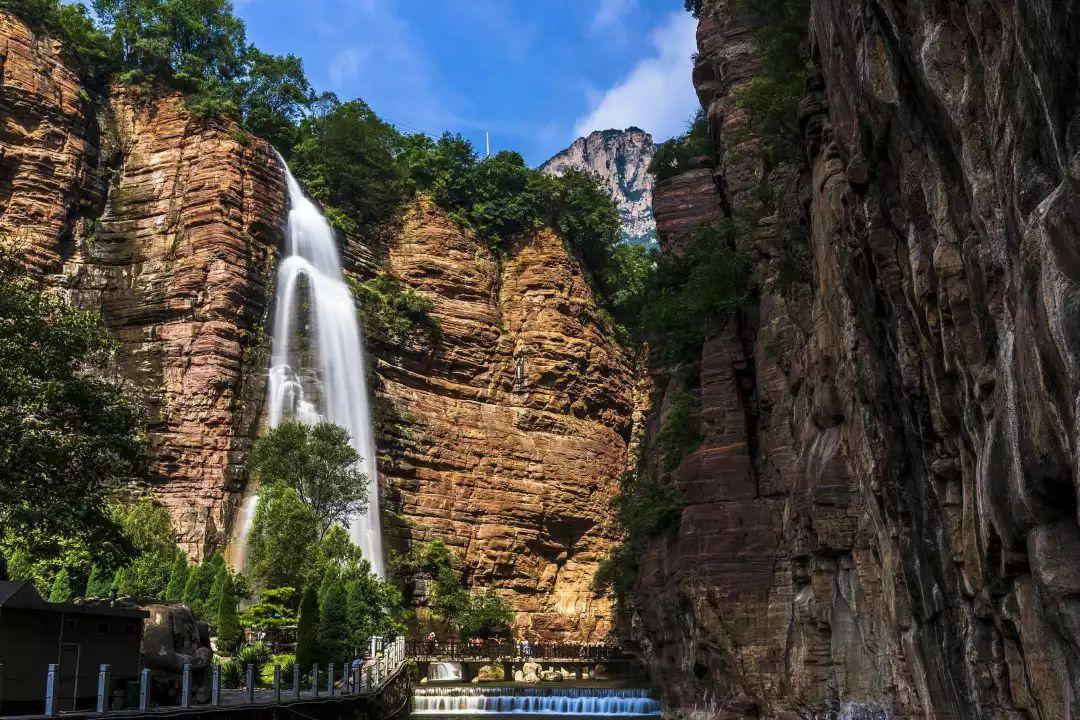 群山叠嶂翠如屏，美若仙境洁似纱(图4)