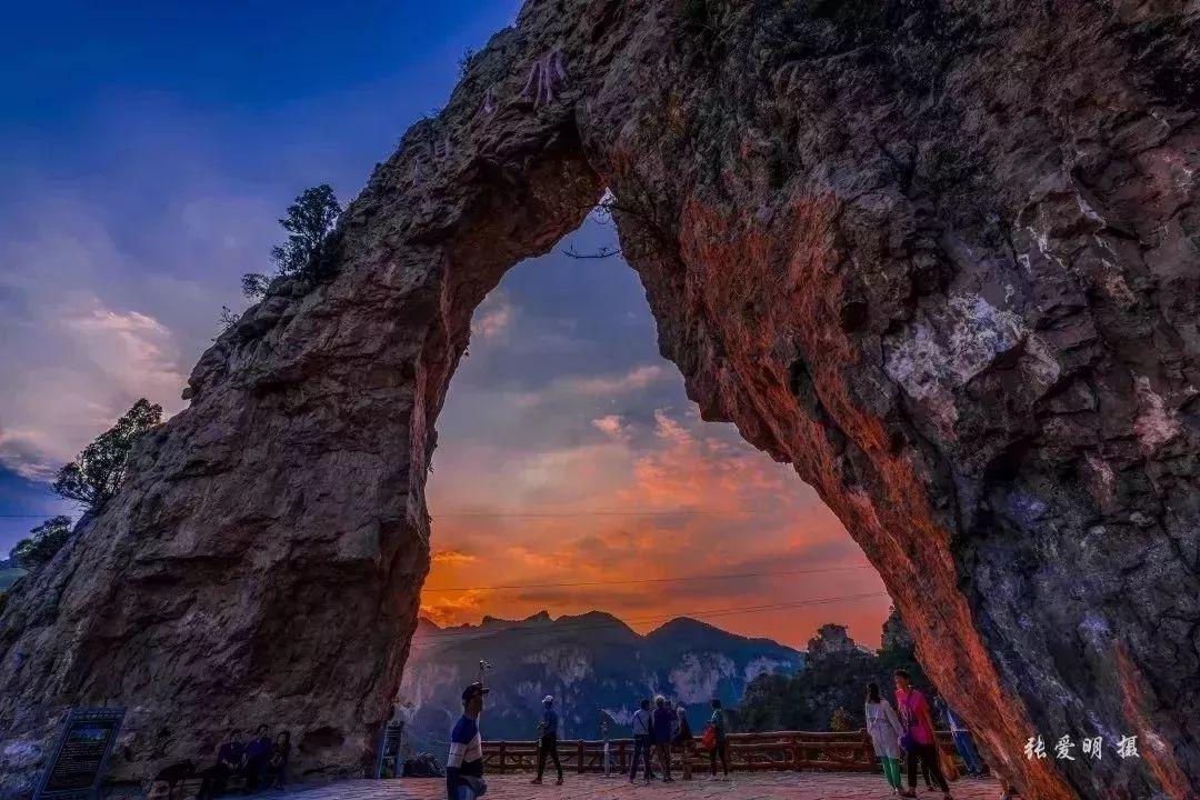 群山叠嶂翠如屏，美若仙境洁似纱(图6)