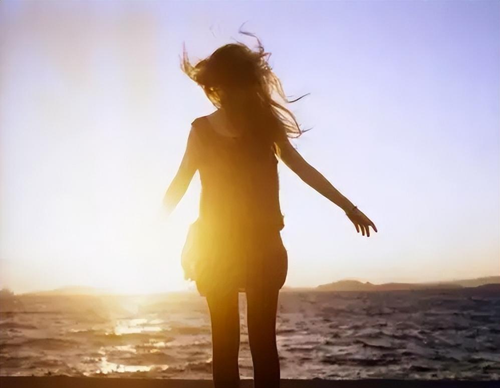 《不能承受的生命之轻》这8句话告诉我们，人啊，不必活得太规矩(图6)