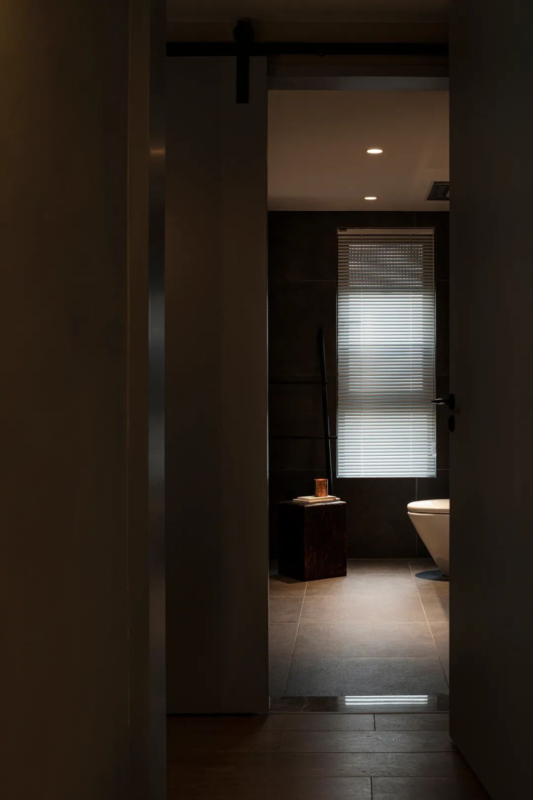 159㎡现代极简，简约奢华暗色调，低调侘寂有情趣(图26)