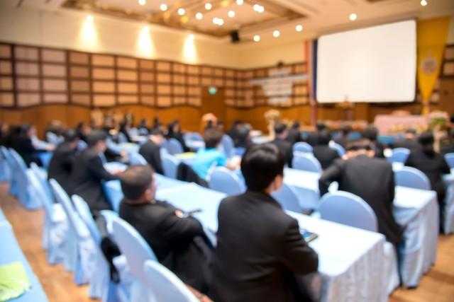 工人代表大会上, 蒙曼教授建议工人多读书，网友: 先解决温饱问题吧(图5)