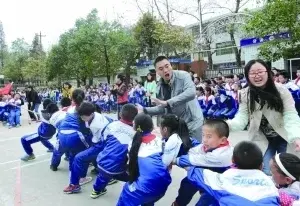 记一次有意义的拔河比赛(图1) 记一次有意义的拔河比赛(图1)