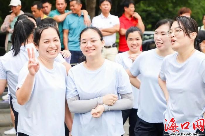 气“拔”山“河”勇争先！海口龙华区“工会杯”拔河比赛“绳”彩飞扬(图5)