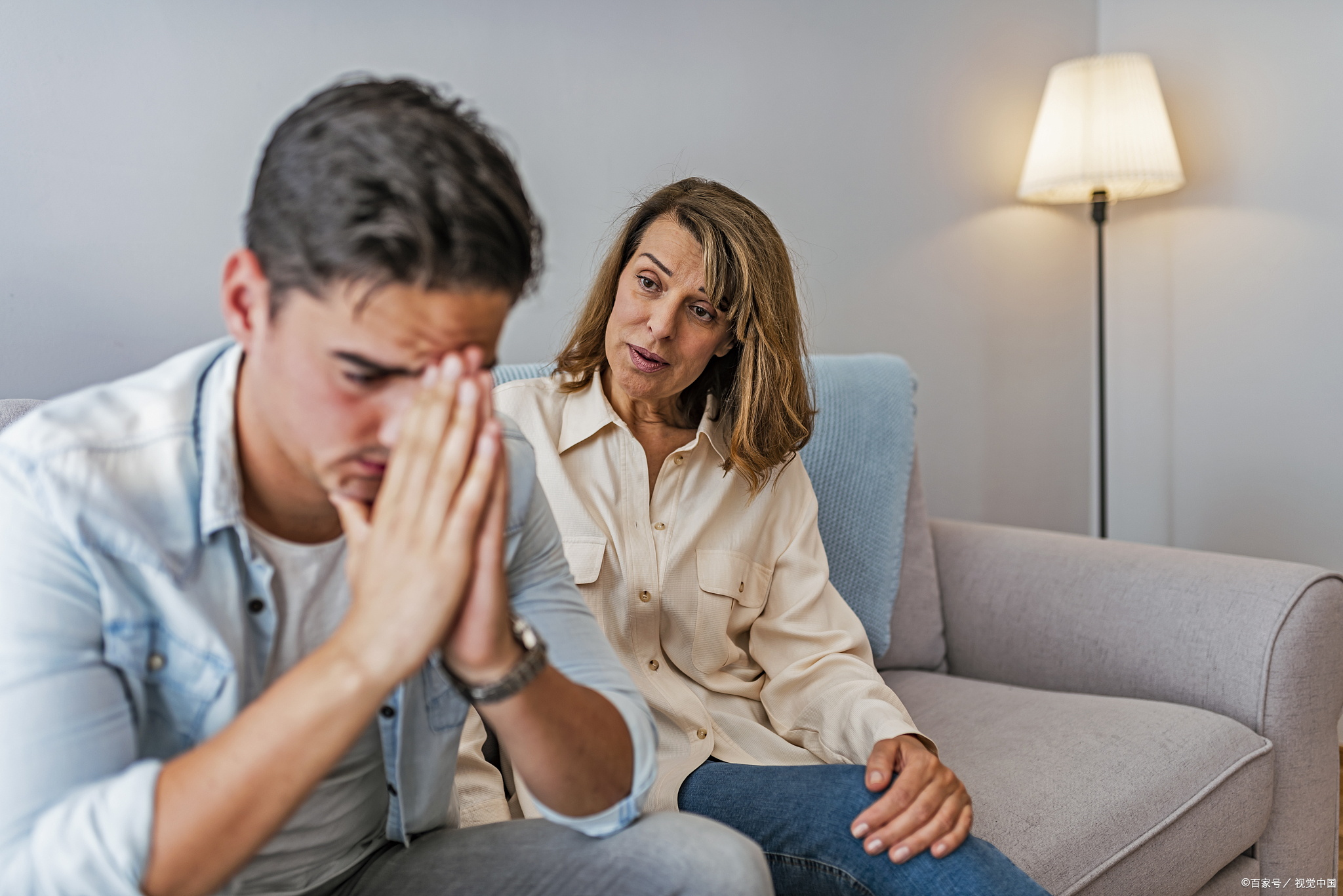 疼啥啊，忍忍就好！深夜听见老公对婆婆说的话，我大骂老公无情(图2)