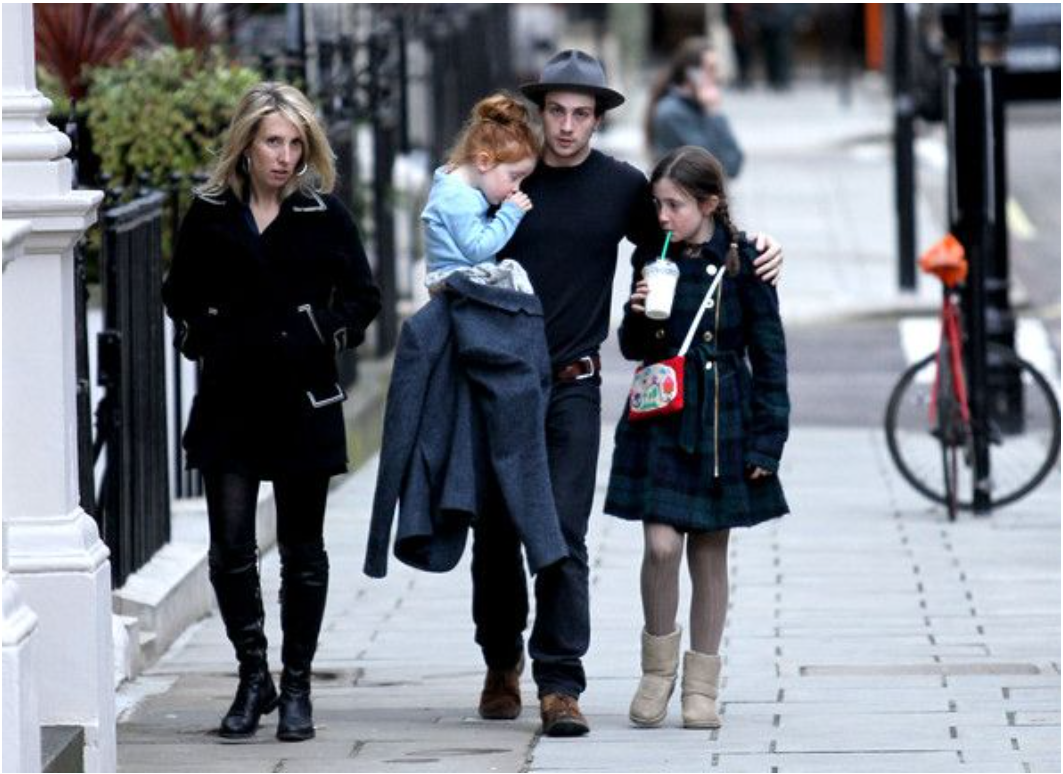 妻子年长23岁、差点演出蜘蛛人：亚伦·泰勒-约翰逊的可爱趣闻(图7)