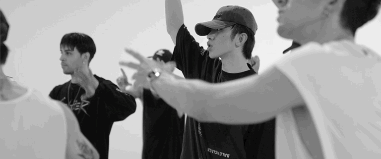 蔡徐坤：舞台背后的努力与坚持(图1)