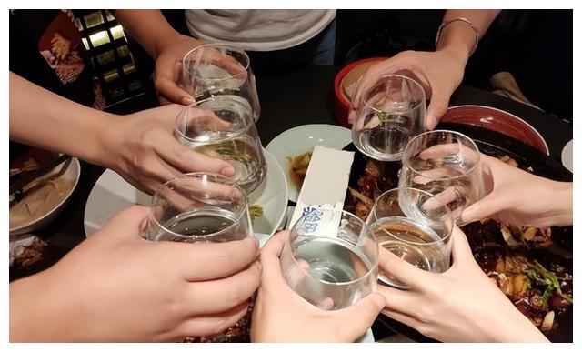 请客喝酒时别只会干坐着，学会这3句“万能话”，再多酒局都不怕(图2)