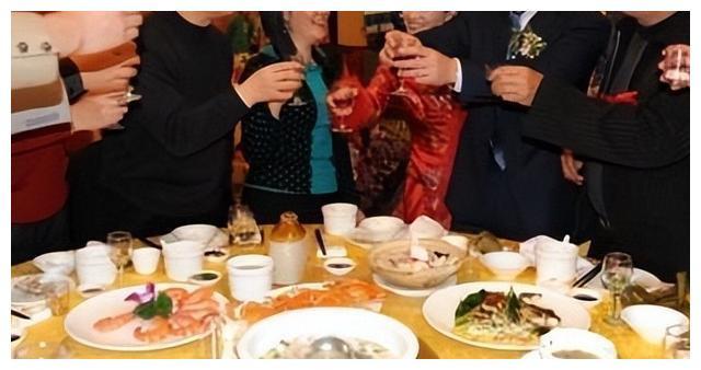 请客喝酒时别只会干坐着，学会这3句“万能话”，再多酒局都不怕(图3)