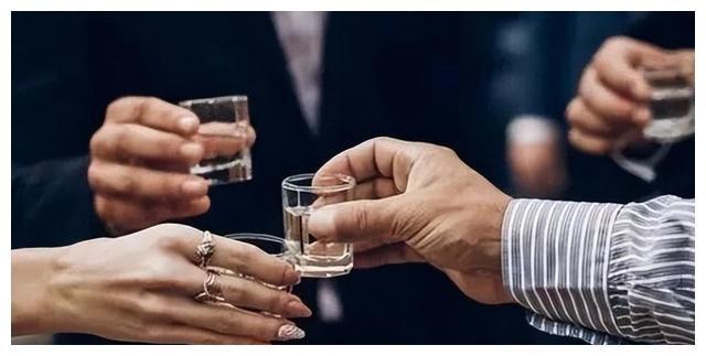 请客喝酒时别只会干坐着，学会这3句“万能话”，再多酒局都不怕(图5)