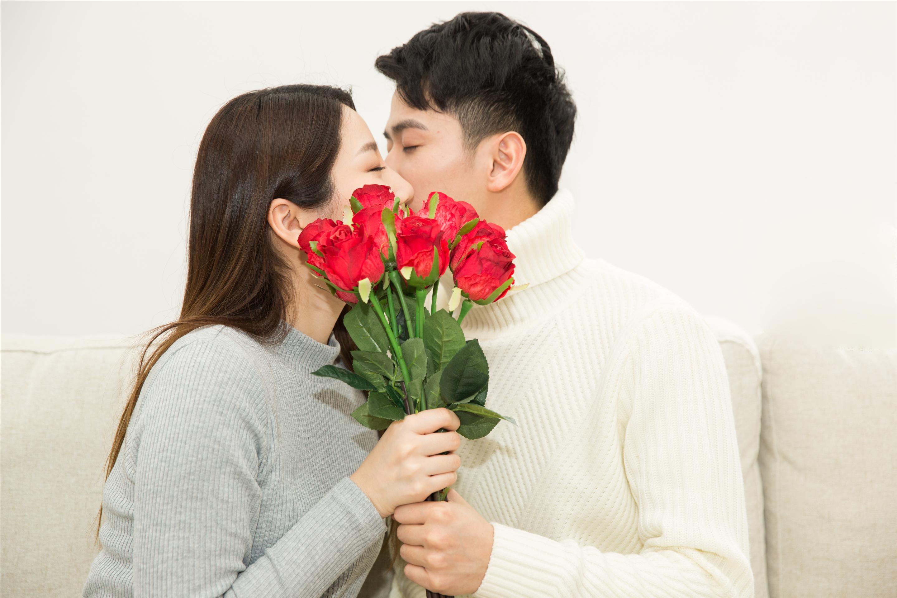 心理学：和男人相处时，多聊这三种“话题”，更容易走进他的心里(图1)