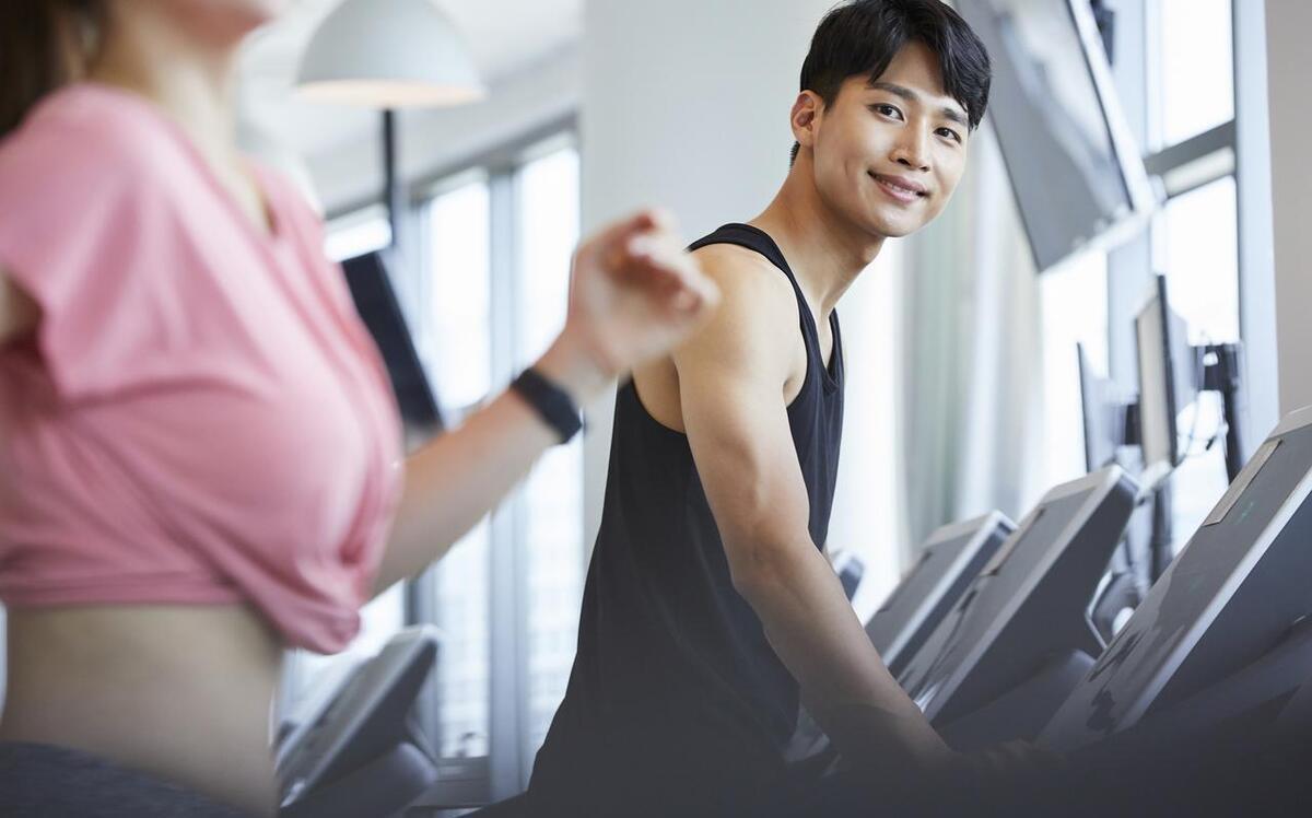 和男人聊天时，多说这些话，他会疯狂想念你(图2)