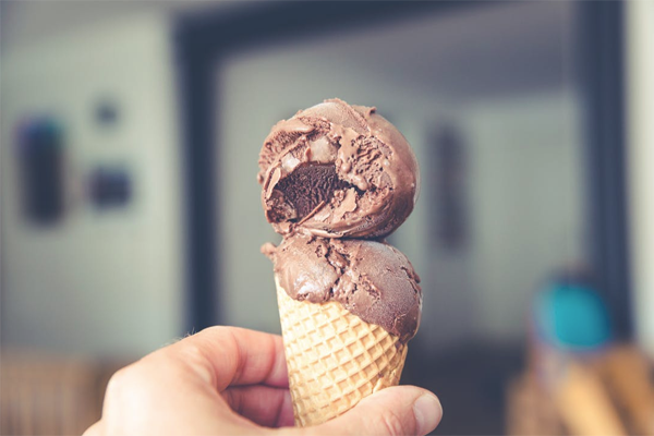 吃冰淇淋发朋友圈的唯美说说 没有雪糕的夏天太不完整(图1)