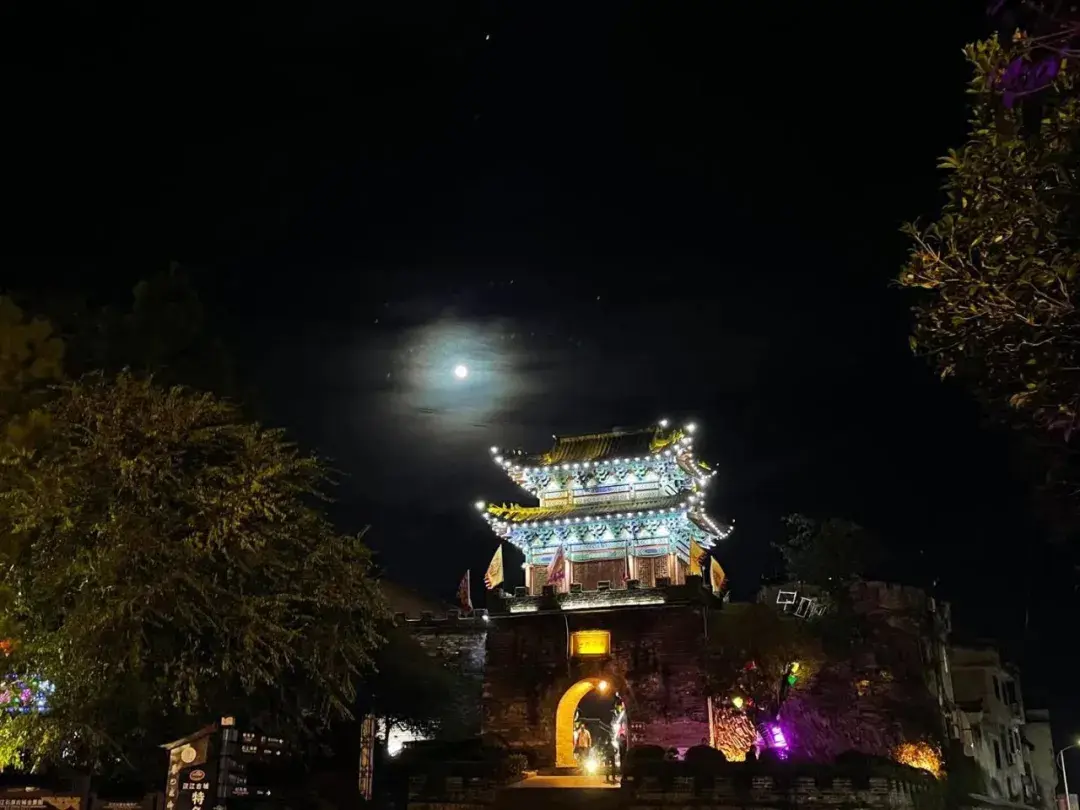 夜街夜景夜逐灯，时光清浅，石泉所遇皆是美好(图1)
