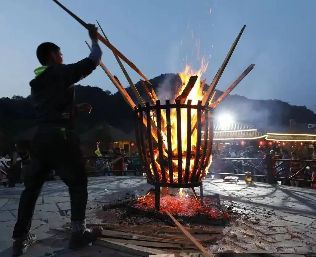 夜街夜景夜逐灯，时光清浅，石泉所遇皆是美好(图8)