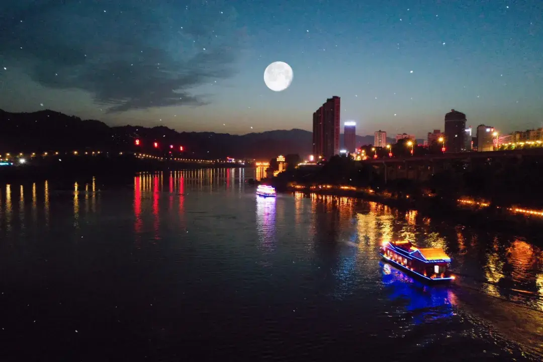 夜街夜景夜逐灯，时光清浅，石泉所遇皆是美好(图15)