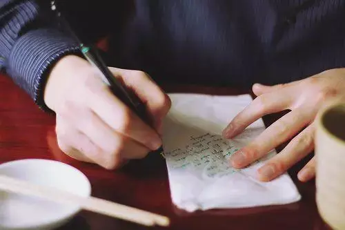 原谅自己的情感句子：经历了一些事，才知道自己真的好傻(图1)