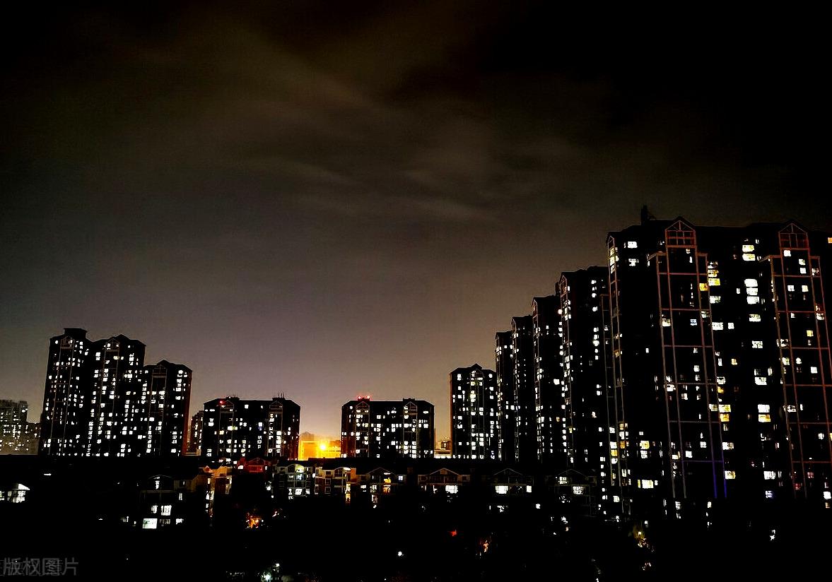 夜晚的小区，万家灯火，仿佛星河降临人间(图2)