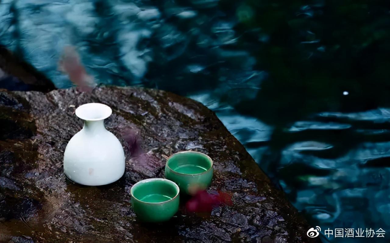 酒韵 | 晚来天欲雪，能饮一杯无——初雪将至，约上好友喝一杯吧(图1)