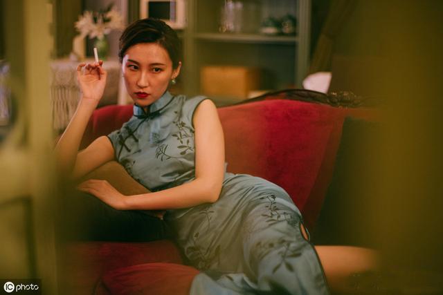 旗袍之美低吟浅唱着一曲江南风情，暗香流韵(图2)