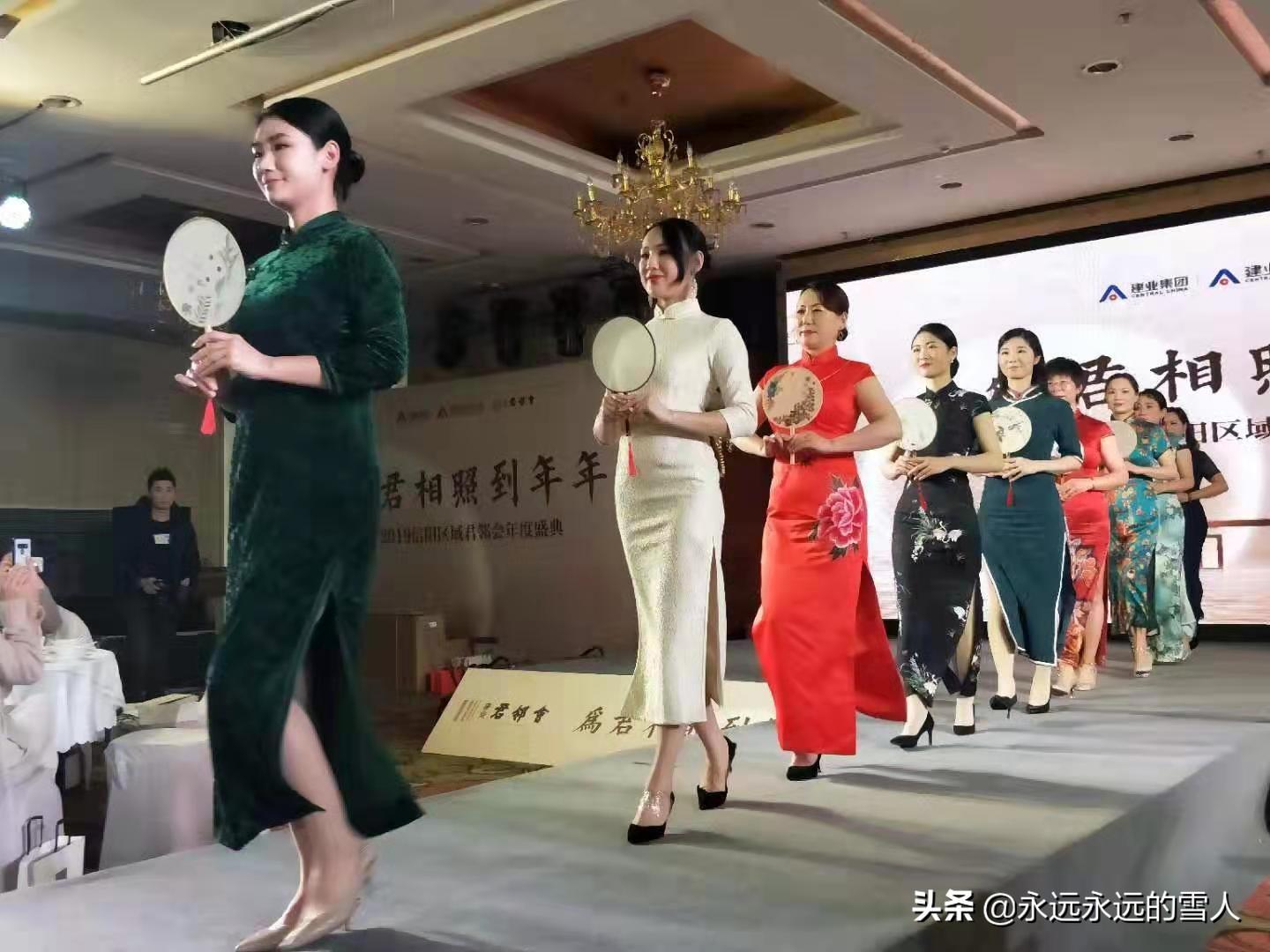 每日诗词：若水闲情约楚腰，旗袍的风雅(图2)