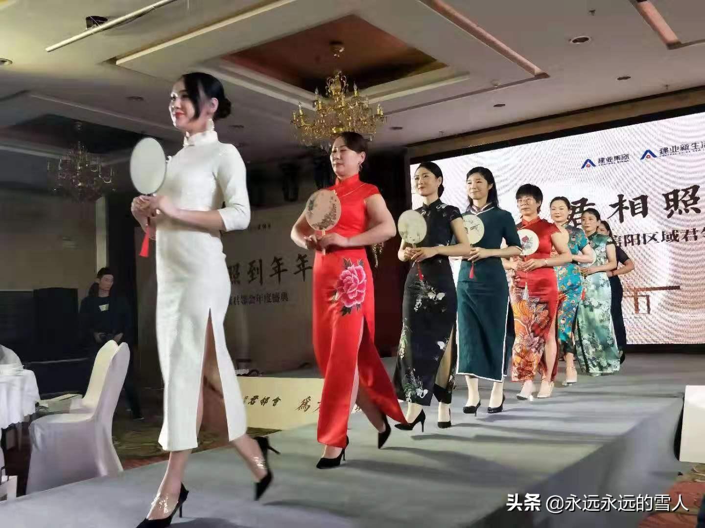 每日诗词：若水闲情约楚腰，旗袍的风雅(图3)