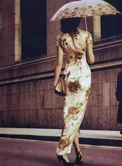 每日诗词：若水闲情约楚腰，旗袍的风雅(图4)