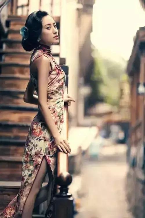 每日诗词：若水闲情约楚腰，旗袍的风雅(图8)