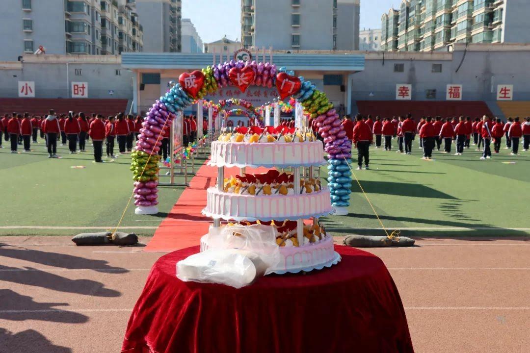 习礼感恩励志 育才学校“成长礼”爱意融融(图1)