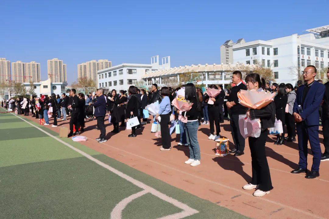 习礼感恩励志 育才学校“成长礼”爱意融融(图2)