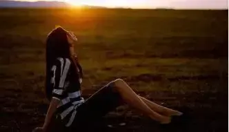 放不下一个人的句子，送给心累的你(图2)