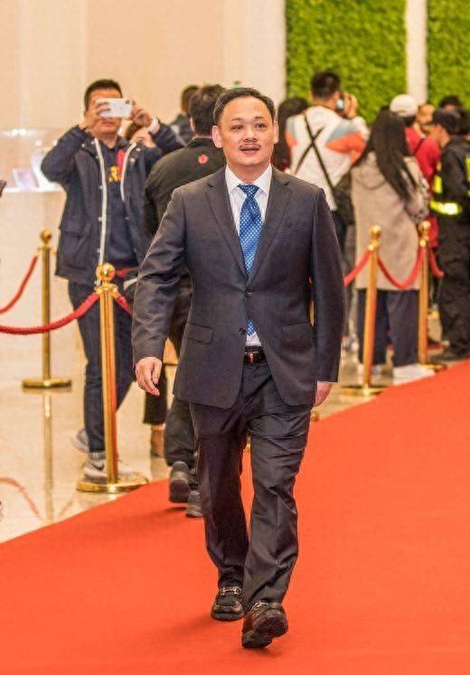 这位中国奥运举重冠军的不凡人生：坚持与爱情的平衡(图1)