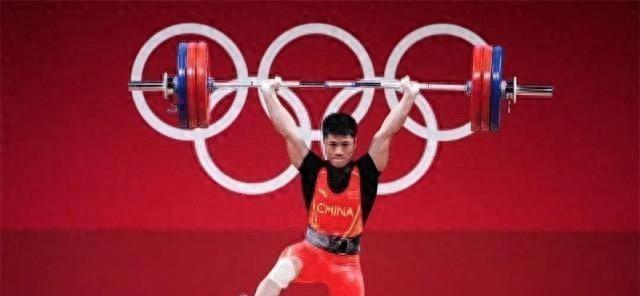 无坚不摧：举重冠军的铁血传奇(图1)