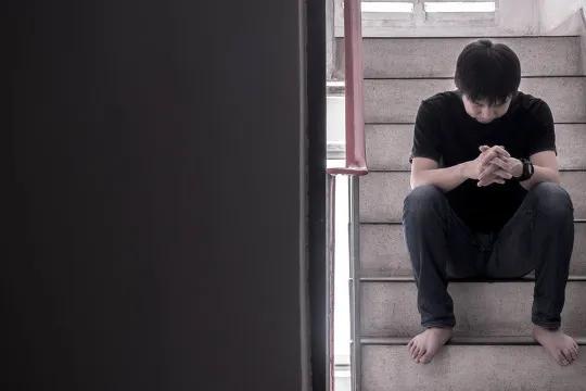 青春疼痛文案｜困住我青春的人，始终都没看我一眼(图1)