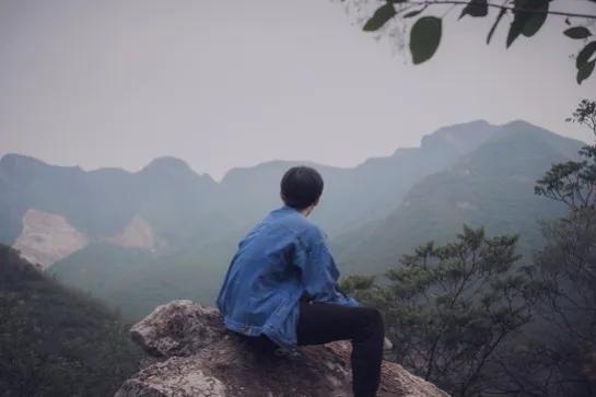 青春疼痛文案｜困住我青春的人，始终都没看我一眼(图3)