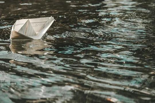 青春疼痛文案｜困住我青春的人，始终都没看我一眼(图5)