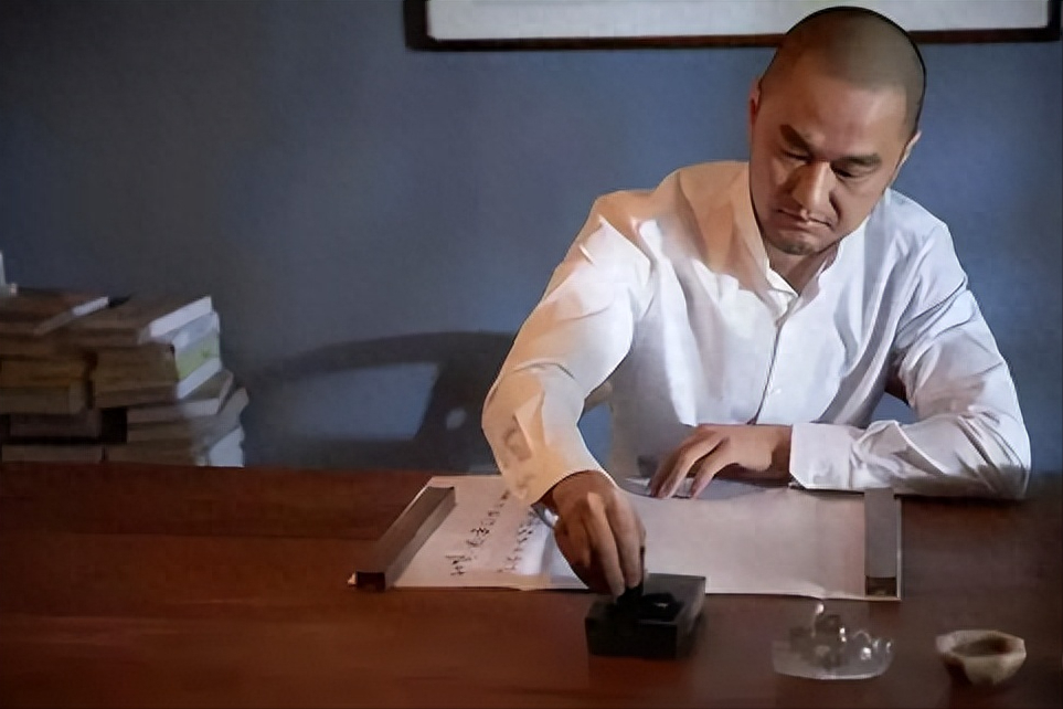 冯唐说:单位里人跟人的区别就体现在有人遇到领导就像羊见到狼(图1)