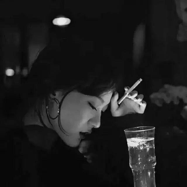 14句痛到无法呼吸的伤感句子：从前喜欢一个人，现在喜欢一个人(图4)