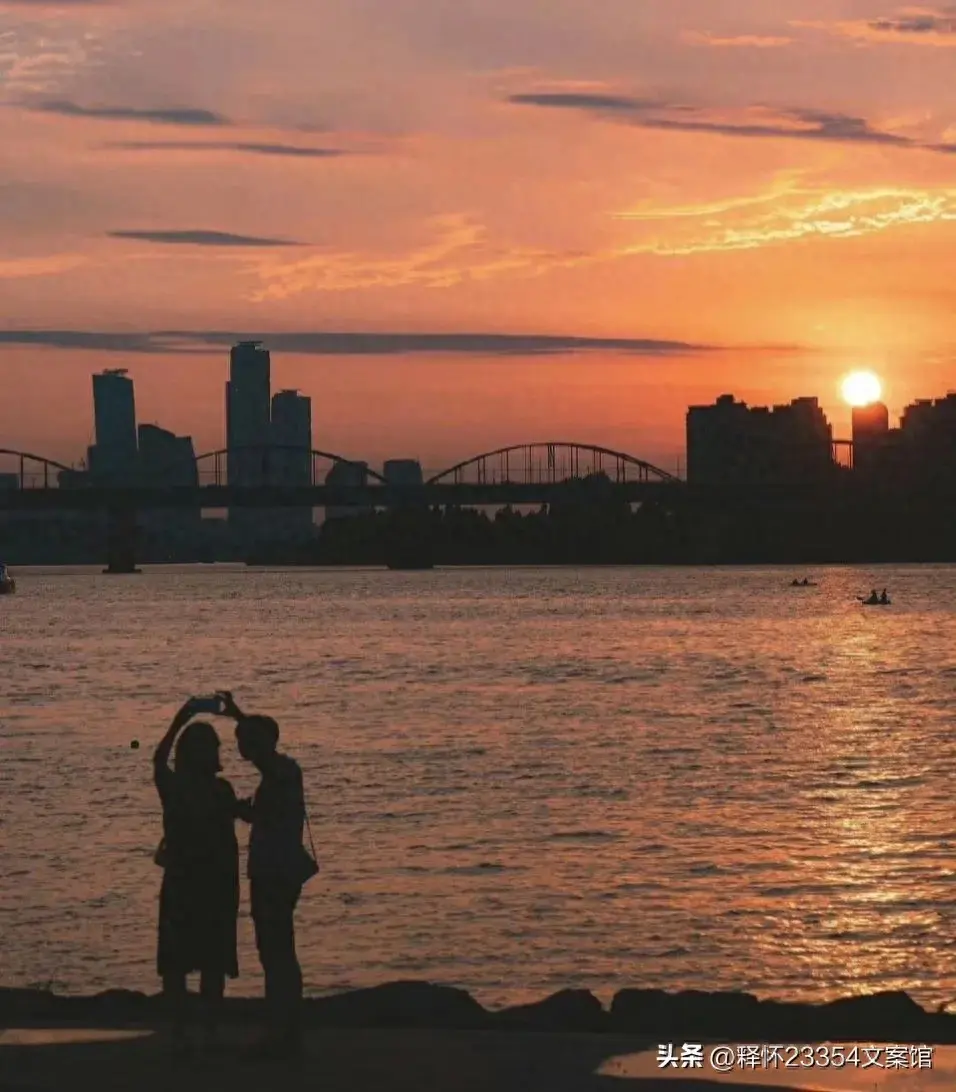 温柔文案:从前我喜欢一个人，现在我喜欢一个人。(图1)