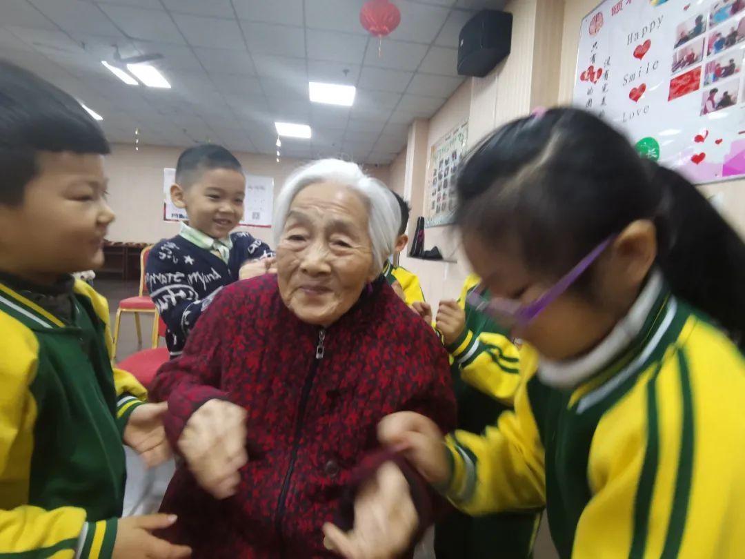 感恩节|“感恩心连心 • 敬老手牵手”。老少同乐,爱满颐和(图8) 感恩节|“感恩心连心 • 敬老手牵手”。老少同乐,爱满颐和(图8)