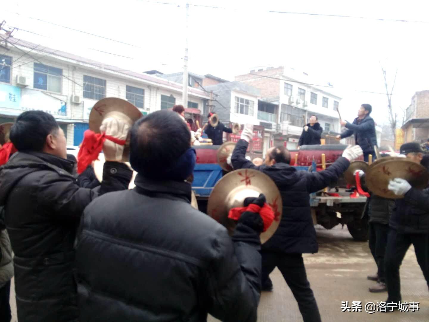 洛宁河底：老少同乐百媚生 共庆元宵赞新风(图3)