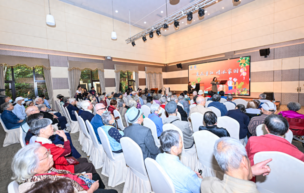 看！重阳节的快乐家园：中西合璧、老少同乐、其乐融融……(图1)