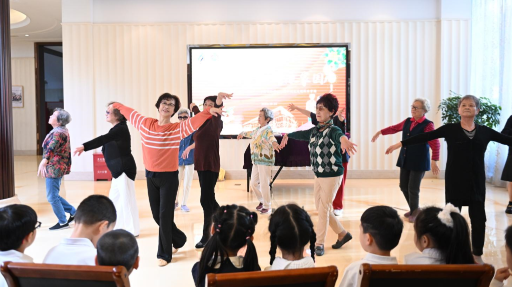 看！重阳节的快乐家园：中西合璧、老少同乐、其乐融融……(图2)