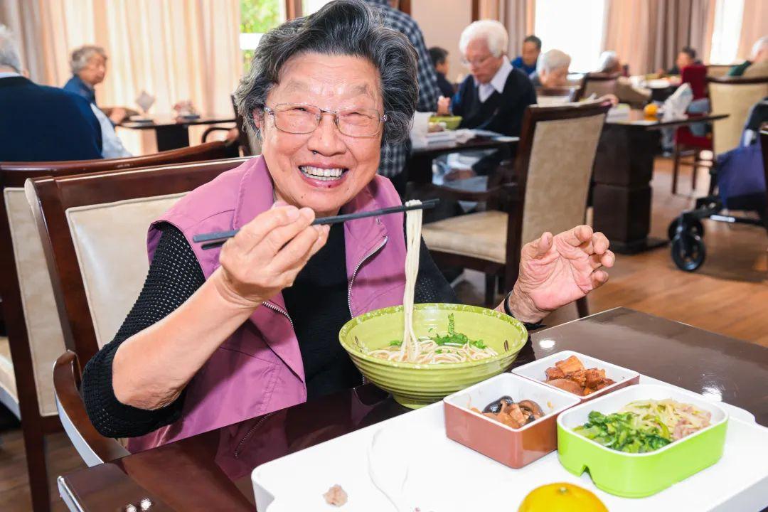 看！重阳节的快乐家园：中西合璧、老少同乐、其乐融融……(图3)