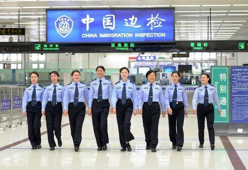 深圳皇岗出入境边防检查站女民警爱岗敬业(图1)