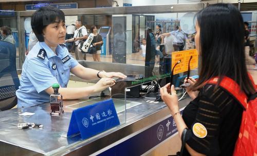 深圳皇岗出入境边防检查站女民警爱岗敬业(图2)