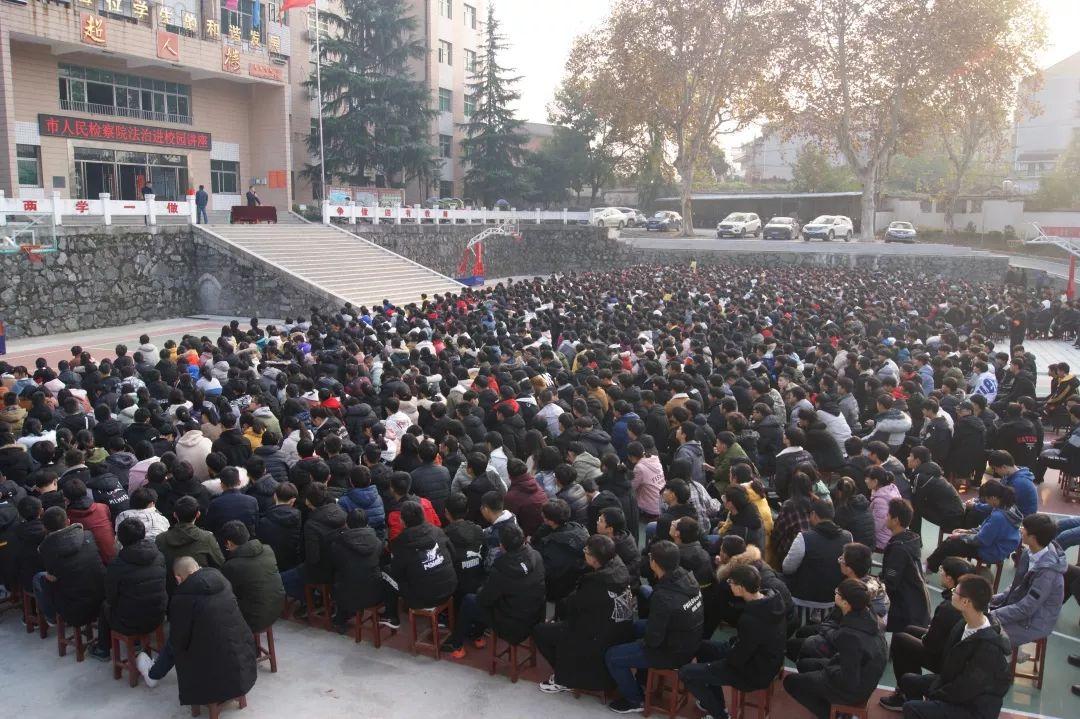 【法治进校园】检察院大哥哥的课让我们感受到了法律的温度和力量！(图1)