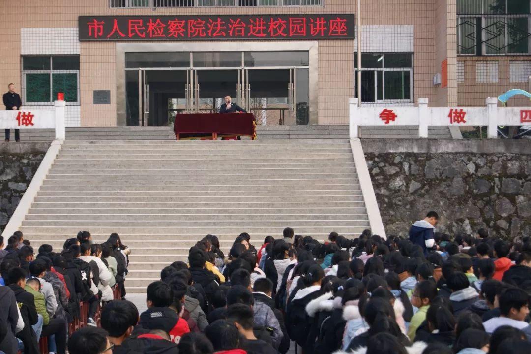 【法治进校园】检察院大哥哥的课让我们感受到了法律的温度和力量！(图2)