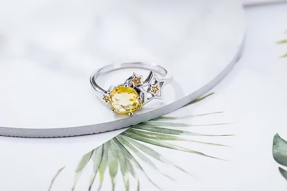 夏天戴首饰的文案：夏日魅力绽放，首饰点亮你的时尚之旅！(图2)